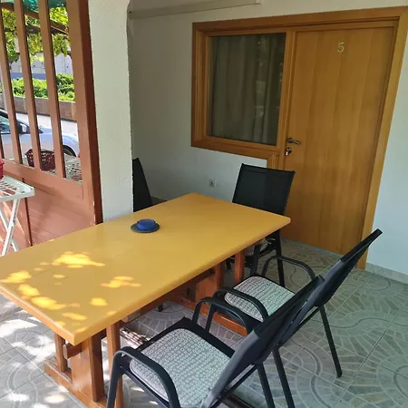 Apartament Tina Vir